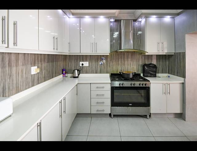 4 BEDROOM FREEHOLD TO LET IN COWIES HILL